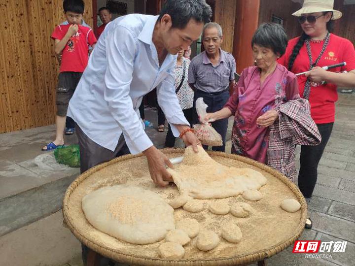 张家界:副乡长化身"带货主播" 农副产品销售成交7万余元